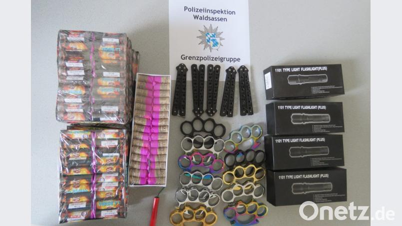 Die sichergestellten Gegenstände, die ein 16-Jähriger von Tschechien nach Deutschland schmuggeln wollte. Bild: Polizei Waldsassen