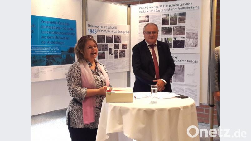 Die Ausstellung „Vergessene Orte “ ist ein Ergebnis des Projektes „Präsentation des Kulturerbes in der Grenzregion Tachau“. Sie wurde in Anwesenheit von Andrea Königsmarkova (Lehrstuhlleiterin für Germanistik und Slawistik an der Westböhmischen Universität Pilsen) und Weidens Bürgermeister Lothar Höher eröffnet. Bild: ebx