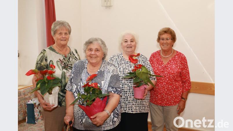 "Treibende Kräfte" des Frauenkreises sind (von links) Gisela Bauschke, Marga Rose und Olga Rottmann. Stellvertretend für die Mitglieder überreichte Sigrid Häupler (rechts) als Dankeschön Blumentöpfe. Bild: njn