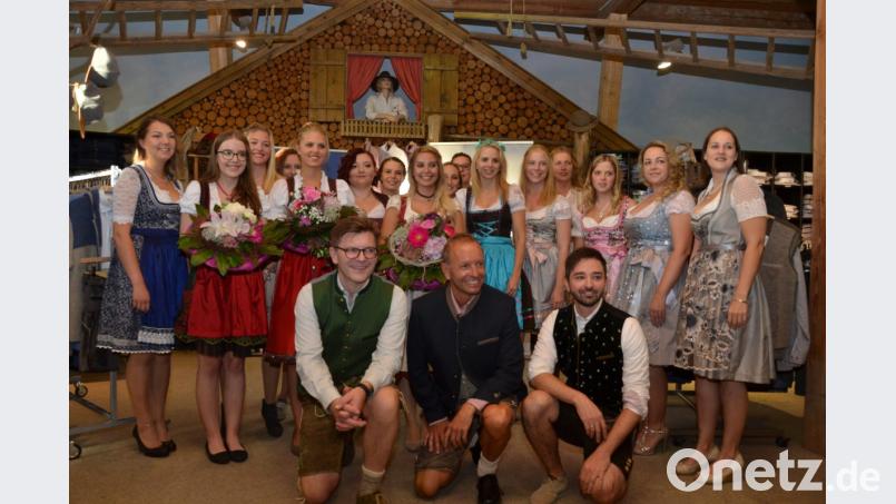 Trachtenhof-Chef Georg Nübler, Thomas Bärthlein von OTV und Viktor Mittag vom Onetz (erste Reihe von links) mit den Teilnehmerinnen der Miss-Tracht-Wahl. Bild: wpt