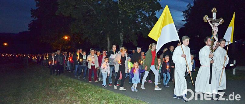 An der Lichterprozession zu ihrer Bergkirche nehmen viele Kirchenthumbacher teil. Bild: ü