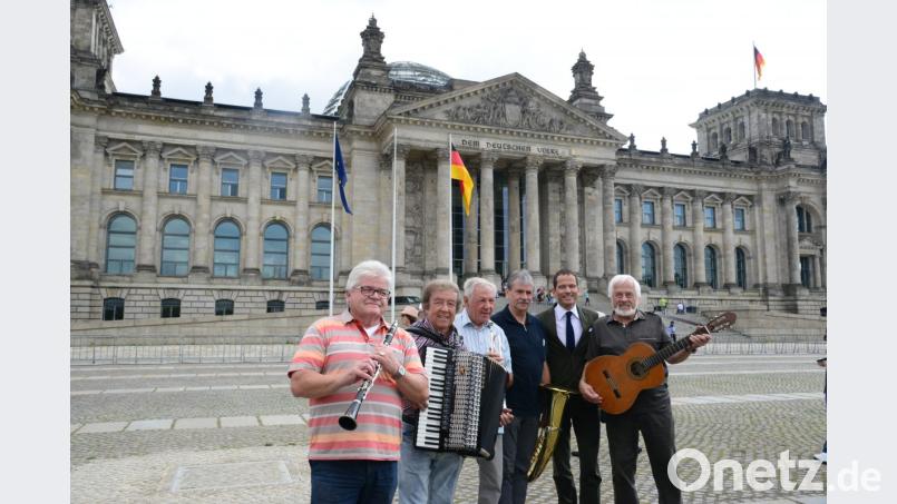 Die "Falkenberger Zoiglmusik" in der bayerischen Vertretung, dann sichtbar vor dem Reichstag. Bild: bey