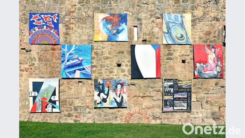 Die Kunstwerke hängen zum Start der Aktion im August an der alten Stadtmauer in Pilsen und kommen heuer seit 11 Jahren im Herbst nach Schönsee. Hier ein Ausschnitt von der Präsentation in Pilsen. Bild: eib