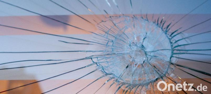 Risse in einer Windschutzscheibe (hier ein Symbolbild) geben der Polizei Rätsel auf. Bild: Klaus-Dietmar Gabbert/dpa