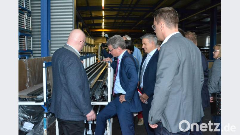 Minister Bernd Sibler schaut sich bei Metallbau Forster um. Bild: as