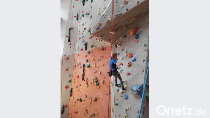 Die Kletterwand in Wunsiedel stellt die Kinder aus Eschenbach und Kirchenthumbach vor neue Herausforderungen. Bild: exb