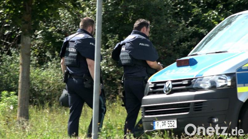 Die Polizei umstellte den Bahnhof Etterzhausen. Bild: Alexander Auer