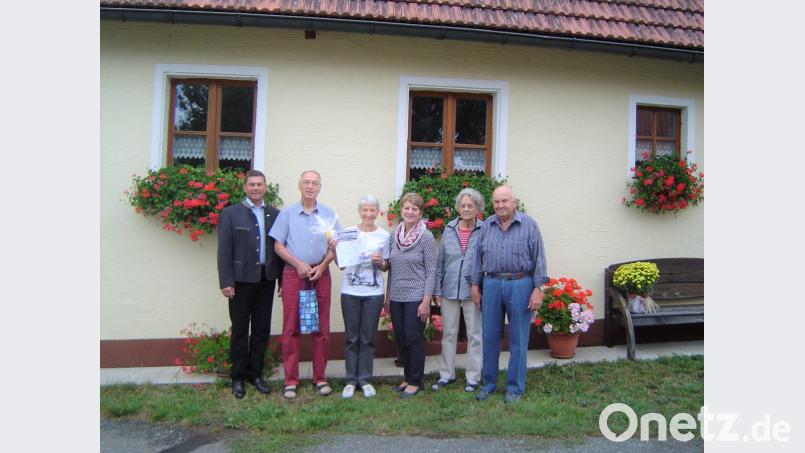 Bürgermeister Rainer Rewitzer und die treuen Urlauber Leopold und Dietlinde Krauss, Quartiergeberin Rita Baier sowie Erika und Oskar Schemmel (von links). Bild: tu