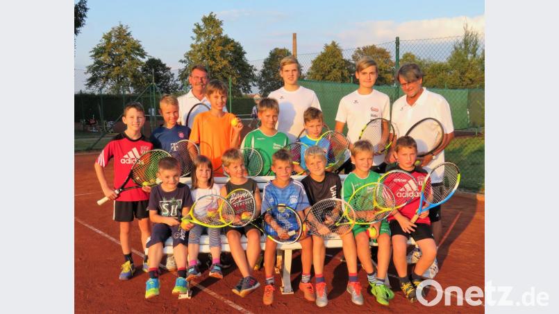 Stellvertretender Jugendwart Hannes Kern (hinten, Zweiter von links) führte Regie beim Ferienprogramm der SV-Sparte Tennis. Abteilungsleiter Wolfgang Kolb (hinten links) lud zum wöchentlichen Training ein. Bild: exb