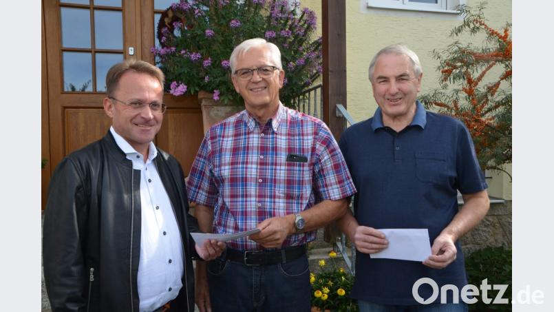 Dekan Alexander Hösl (links) und Kirchenpfleger Günter Hassmann (rechts) nehmen die 5000-Euro-Spende von Wolfgang Töppel (Mitte) strahlend an. Damit kann wieder viel in der Pfarrei und im Kindergarten bewältigt werden. Bild: dob