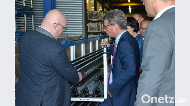 Minister Bernd Sibler schaut sich bei Metallbau Forster um. Bild: as