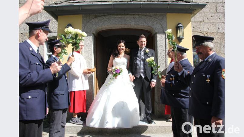 Das frisch vermählte Ehepaar Sonja und Christian Richtmann erwartet nach der Trauung in der Steinbergkirche Bärnau ein Ehrenspalier der Feuerwehr (im Bild) und der katholischen Landjugend aus Kondrau. Bild: kro
