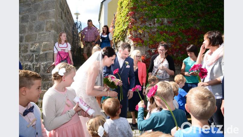 Patrick Aitzetmüller und Kerstin Weiß freuen sich über die "blumigen" Glückwünsche der Kindergartenkinder. Bild: bey