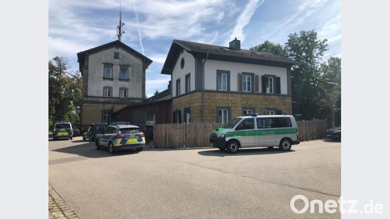 Die Polizei umstellte den Bahnhof Etterzhausen. Bild: Alexander Auer