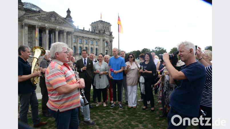 Musik in der bayerischen Vertretung, dann sichtbar vor dem Reichstag. Bild: bey