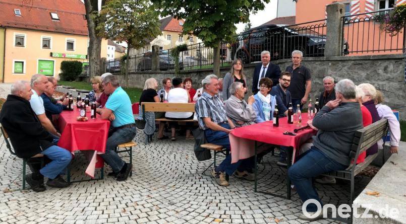 Fast drei Stunden diskutierten die Bürger mit der SPD Fraktion beim Feierabendseidel am roten Tisch in der Marktplatzanlage. Bild: mef