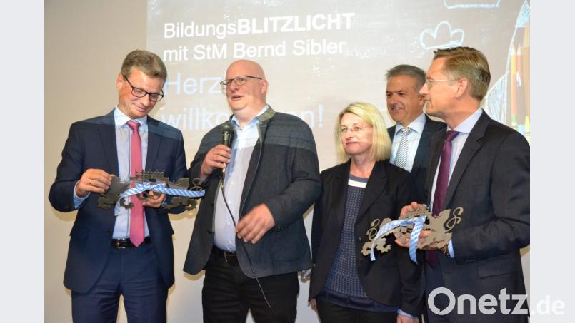 Metalllöwen überreichen Christian und Christina Forster an Bernd Sibler (rechts) und Landtagsabgeordneten Tobias Reiß (rechts). Bürgermeister Roland Grillmeier (Zweiter von rechts) freut sich über den ministeriellen Besuch. Bild: as