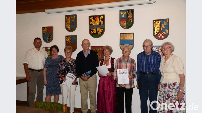 Bürgermeister Rainer Rewitzer und Irene Bock, Tourismusbüro (von links) freuen sich über die Treue der Urlauber zur Stadt und zur Gastgeberin Resi Pflaum (rechts). Bild: bey