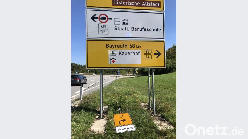 Die Tafeln für die Umleitung liegen an den Knotenpunkten schon bereit. Am Freitagmittag werden sie aufgestellt. Bild: ge