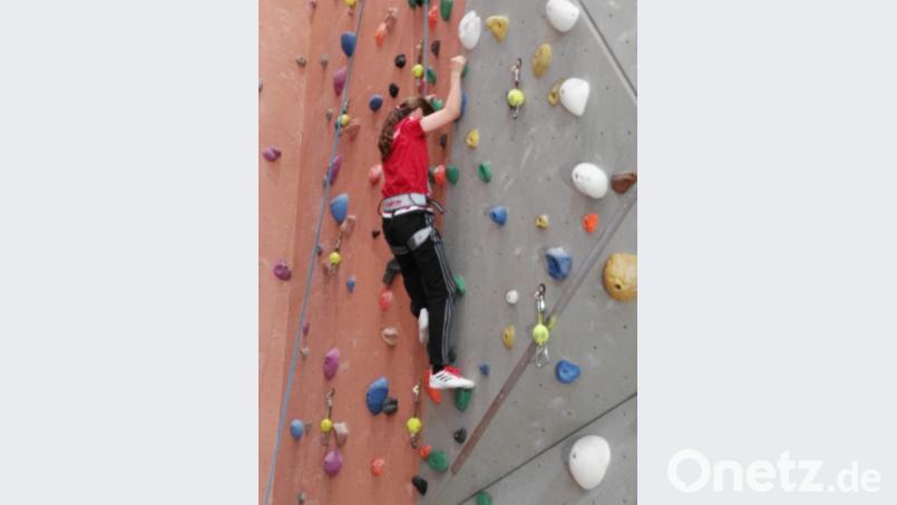 Die Kletterwand in Wunsiedel stellt die Kinder aus Eschenbach und Kirchenthumbach vor neue Herausforderungen. Bild: exb