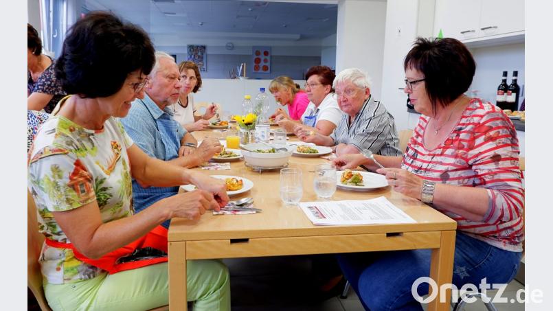 Am Schluss natürlich ein absolutes Muss: Gemeinsam am gedeckten Tisch essen. Bild: tat