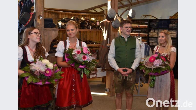 Die drei Erstplatzierten der Miss-Tracht-Wahl (von links), Zweitplatzierte Luisa Szklarz, Dritteplatzierte Franziska Lederer und Gewinnerin Sarah Saazer, bei der Siegerehrung mit Georg Nübler. Bild: wpt