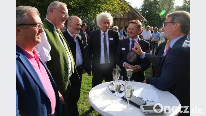 Fröhliche Runde vor der Eröffnung der Archäo-Werkstatt: (von links) Wiesaus Bürgermeister Toni Dutz, Bezirkstagsvizepräsident Lothar Höher, Landrat Wolfgang Lippert (Mitte), Landtagsabgeordneter Tobias Reiß und Kultusminister Bernd Sibler. Bild: jrh