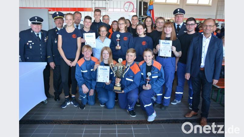 Der Feuerwehrnachwuchs aus Waldeck (hockend) holte den Siegerpokal. Mit im Bild die weiteren Pokalgewinner von den Feuerwehren Vordorf und Löschwitz-Kaibitz sowie Kreisjugendwart Wolfgang Bauer (Dritter von rechts), stellvertretender Landrat Dr. Alfred Scheidler (rechts) und 2. Bürgermeister Reinhard Wurm (Vierter von links). Bild: jr