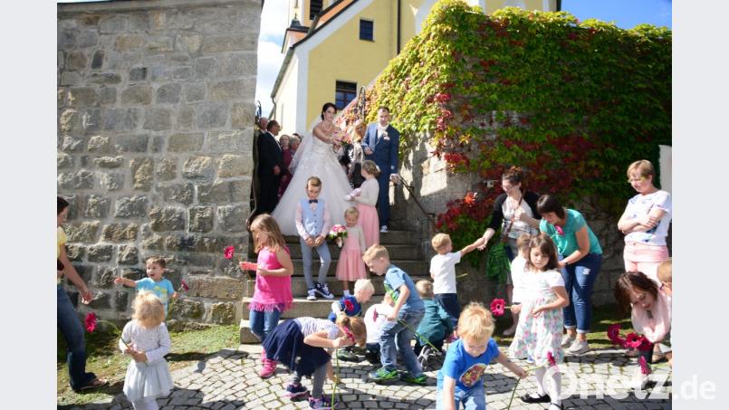 Einem alten Brauch folgend warf die Braut Cent-Münzen für die Kinder aus. Bild: bey