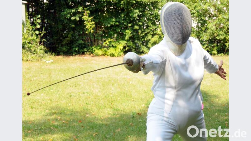 Die Grundschritte der Beinarbeit sitzen bei der Seniorin wie im Schlaf. Nach einem Unfall unterrichtet sie ausschließlich. Bild: Stephan Huber