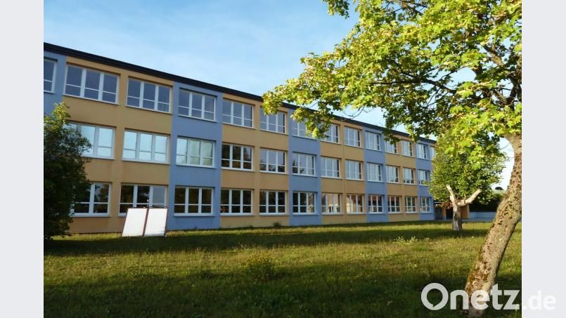 Nachdem nun der Neubau des Kindergartens Schönsee genehmigt ist, kann das Ausweichquartier im Erdgeschoss der Grundschule (Bild) hergerichtet werden. Die Umbauten (rund 40 000 Euro) starten am Montag, 17. September. Der Außenbereich wird als Spielplatz eingezäunt. Bild: Portner