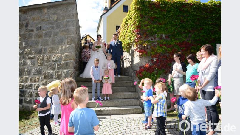 Die Kindergartenkinder aus dem Waidhauser Kindergarten St. Emmeram wünschen gemeinsam mit ihren Müttern dem Brautpaar als Gute für die gemeinsame Zukunft. Bild: bey