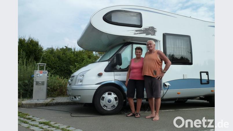 Lässig in kurzen Shorts und barfuß: Brigitte und Klaus Opitz aus Kulmbach sind begeisterte Camper. Den Gratis-Stellplatz in Oberviechtach fahren sie jedes Jahr zum Ausklang einer längeren Urlaubsreise an. Bild: Portner