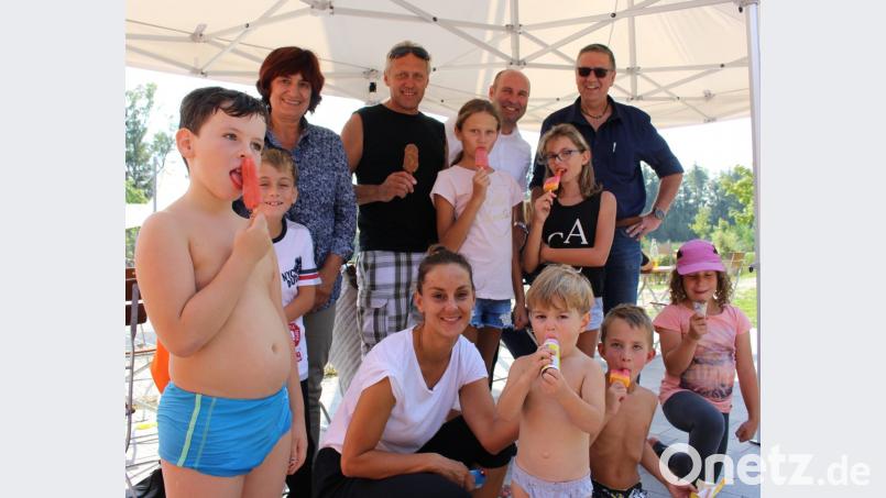 Zum Besucherrekord gab es Eis umsonst: Kiosk-Betreiberin Elisabeth Richter (hinten links) und (von rechts) Bauhofleiter Volker Keil sowie Zweiter Bürgermeister Thomas Neidl freuen sich über die positive Entwicklung im Erlebnispark Wasser-Fisch-Natur.
Foto: Michael Weiß/ VG Wackersdorf Bild: exb