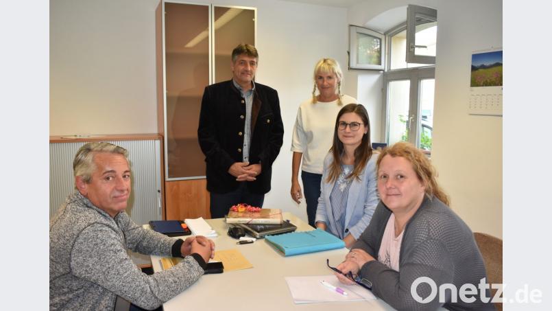 Am letzten Dienstag wurden die VdK-Mitglieder wieder in Grafenwöhr beraten. Bürgermeister Edgar Knobloch (Zweiter von links) hieß dazu die neue VdK-Kreisgeschäftsführerin Sarah Kellner (Zweite von rechts) willkommen. Mit auf dem Bild sind auch Waltraud Balk (rechts) sowie Doris Sölch (Mitte) vom VdK-Ortsverband Grafenwöhr. Bild: rgr