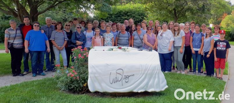 Die Gruppe des Musikvereins wollte unbedingt auch das Grab von Udo Jürgens im Wiener Zentralfriedhof sehen. Zählen doch die Lieder des berühmten Schlagersängers seit vielen Jahren zum Repertoire der verschiedenen Waidhauser Musikgruppen. Bild: fjo