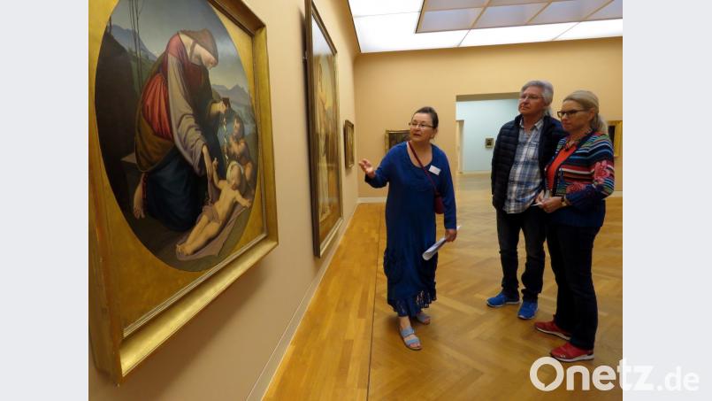 Petra Schicker und Tom Brankovic (rechts) wünschten sich zu einigen Kunstwerken weitere Details, was ihnen Museumsführerin Waltraud Rambach (links) gerne erfüllte. Bild: ubb