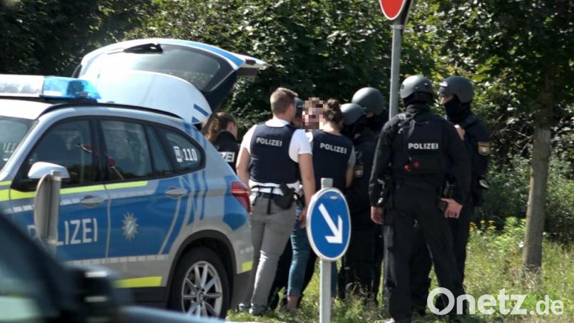 Die Polizei umstellte den Bahnhof Etterzhausen. Bild: Alexander Auer