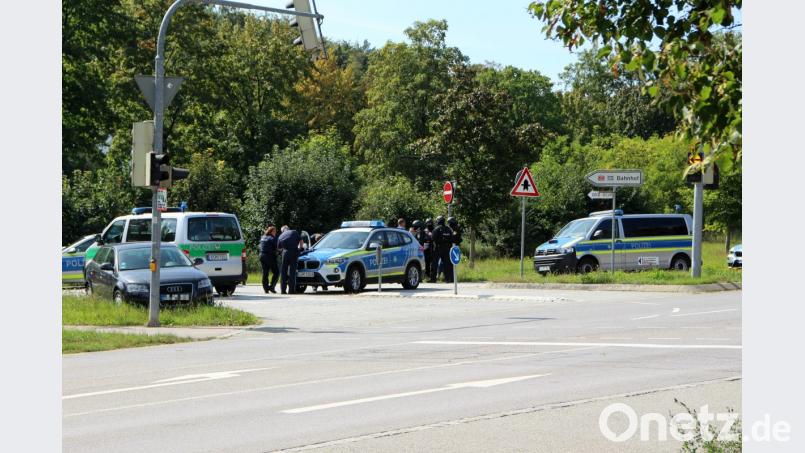 Die Polizei umstellte den Bahnhof Etterzhausen. Bild: Alexander Auer