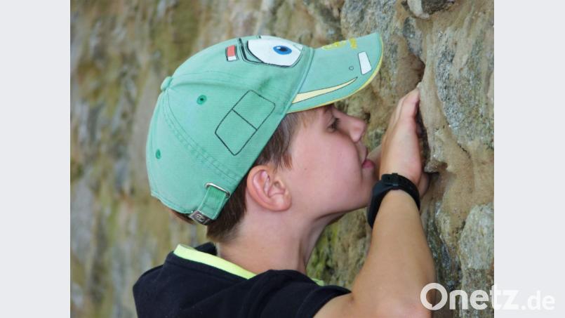 Neuierige Suche nach einen Schatz in der alten Stadtmauer oder die Suche nach dem Geheimgang. Bild: exb