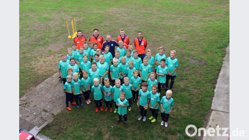 Erlebnisreiche Tage verbrachten die Nachwuchskicker beim Besuch der Fußballschule. Auch Ex-Nationalspieler Hans Dorfner (blaue Jacke) schaute beim Training vorbei. Bild: exb