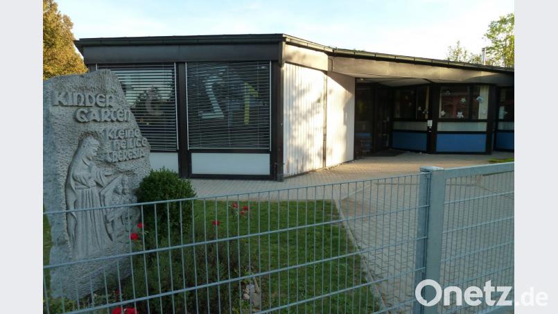 Die Tage des Kindergartens sind gezählt: Ab 1. November steht das Gebäude an der Eslarner Straße für den Abbruchbagger bereit. Die Kinderkrippe links daneben bleibt stehen und wird 2019 an den Neubau angedockt. Bild: Portner