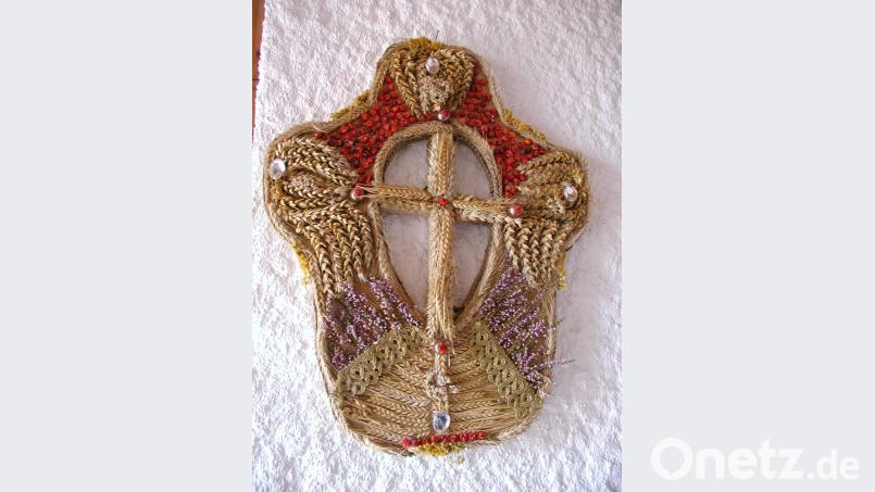 Das Kräuterkreuz von Michael Nickl ist aus Materialen gestaltet, die die Natur momentan hergibt. Bild: gis