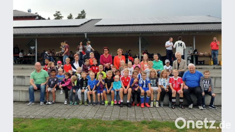 Viel Spaß hatten die Buben und Mädchen der Fußball-Jugend beim Übernachtungsfest im Sportpark. Die Damen der Frauenunion spendeten wie alle Jahre dazu die Bratwürste vom Grill. Bild: mor