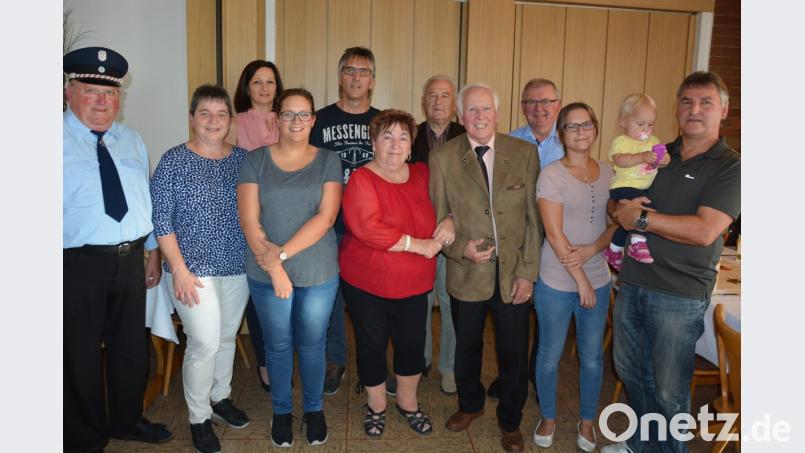 Seinen 80. Geburtstag feierte am Dienstag Rudolf Köstler (vorne, Mitte, neben Ehefrau Betty). Neben der Familie, Freunden und Vereinsvertretern gratulierte auch Bürgermeister Ernst Neumann (Dritter von rechts). Bild: jr