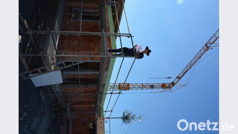 Holzbau-Ingenieur Michael Etterer bei seinem Richtspruch Bild: jr