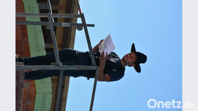 Holzbau-Ingenieur Michael Etterer bei seinem Richtspruch Bild: jr