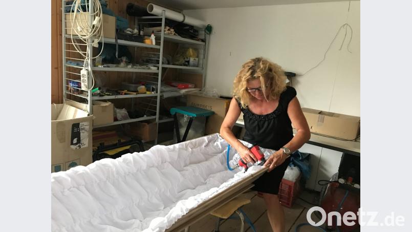 Die Bestattungsunternehmerin Christine Schmidt, hier beim Auskleiden eines Sargs, hat immer öfter mit Sonderwünschen bei Beerdigungen zu tun. „Wir machen möglich, was erlaubt ist“, sagt sie. Bild: Gabi Eichl