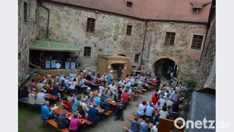 Am zweiten Tag zu der 30-jährigen Innensanierung des Schlosses spielten die „Straßenmusikanten“ im Schlosshof zünftig auf. Bild: gi