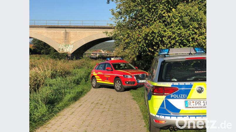 Die Polizei hat einen Uferweg in Regenstauf gesperrt. Bild: Alexander Auer
